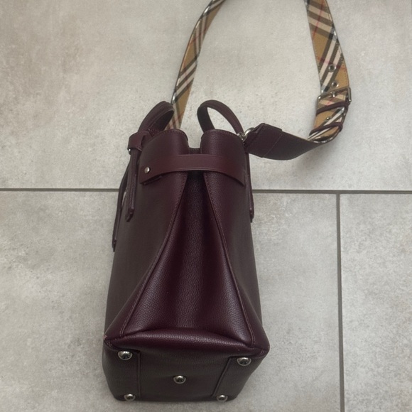 Burberry House Check Derby Leather Medium Banner Tote - Picture 7 of 8